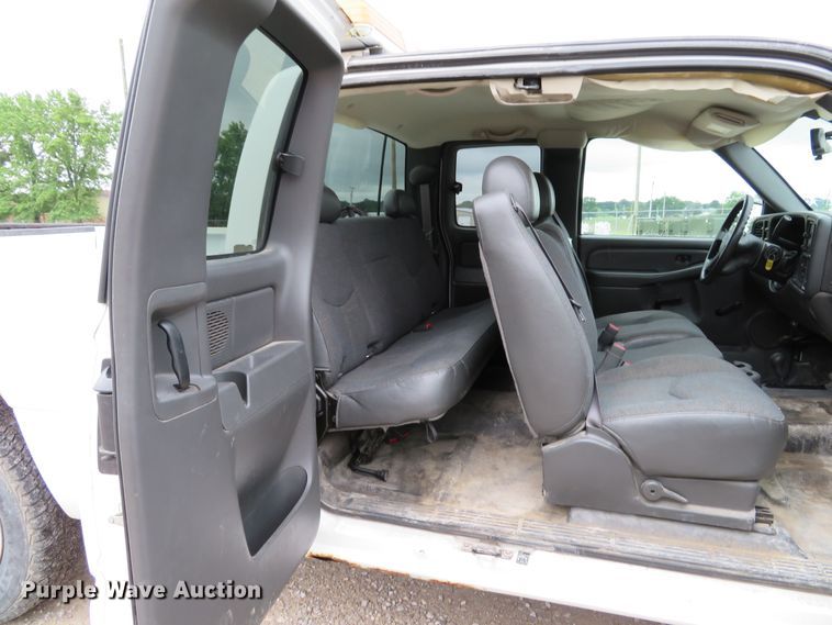 image for item DE8191 2005 Chevrolet Silverado 1500 LS Ext. Cab pickup truck