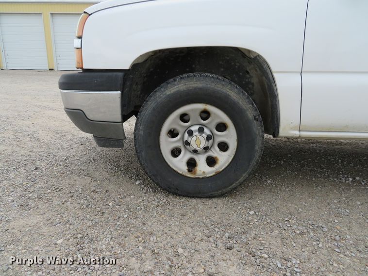 image for item DE8191 2005 Chevrolet Silverado 1500 LS Ext. Cab pickup truck