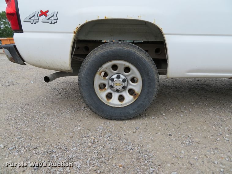 image for item DE8191 2005 Chevrolet Silverado 1500 LS Ext. Cab pickup truck
