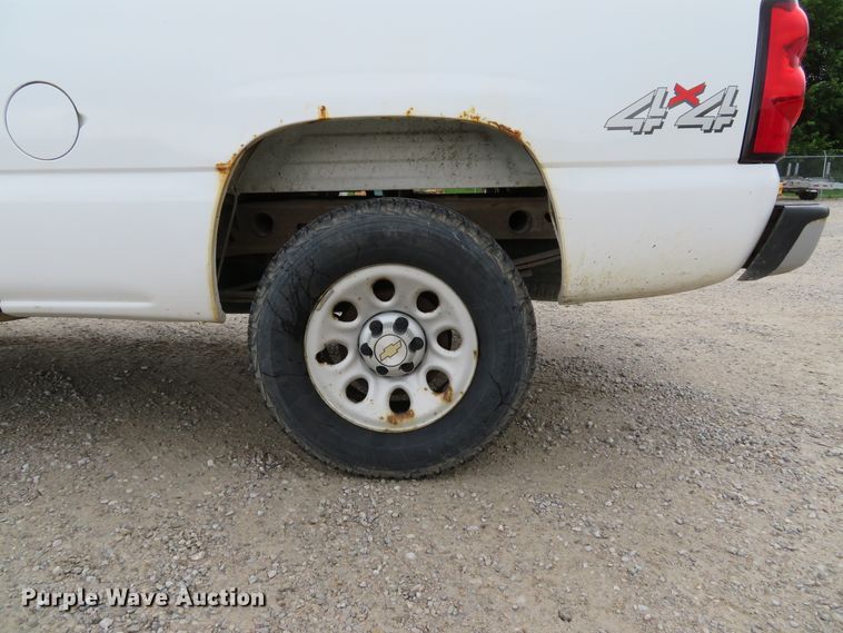 image for item DE8191 2005 Chevrolet Silverado 1500 LS Ext. Cab pickup truck