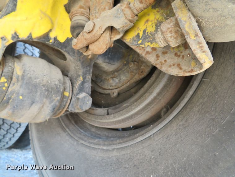 image for item DE8215 1998 Freightliner FL112 flatbed truck