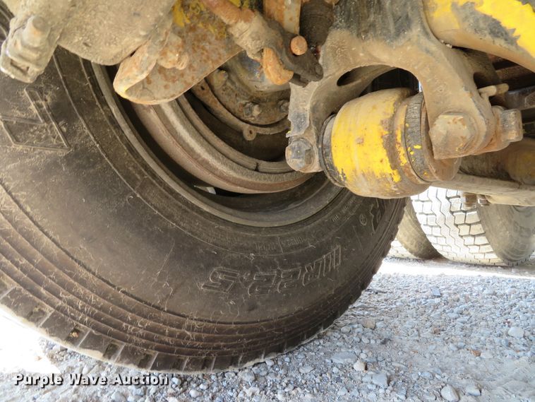 image for item DE8215 1998 Freightliner FL112 flatbed truck