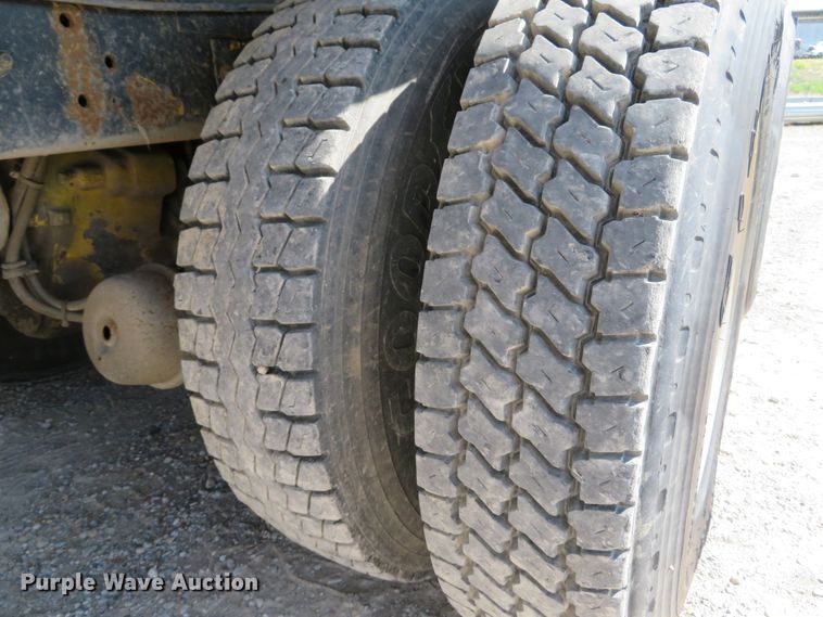 image for item DE8215 1998 Freightliner FL112 flatbed truck