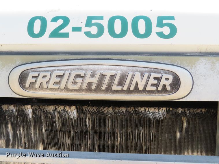 image for item DE8215 1998 Freightliner FL112 flatbed truck