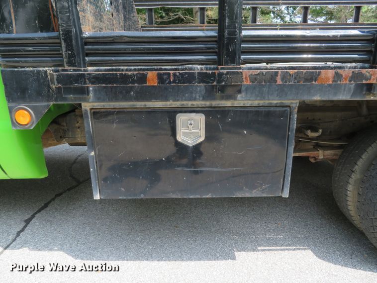 image for item DE8234 2004 Ford F350 Super Duty XL flatbed pickup truck