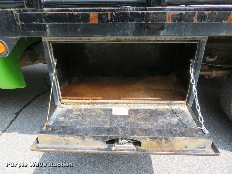 image for item DE8234 2004 Ford F350 Super Duty XL flatbed pickup truck