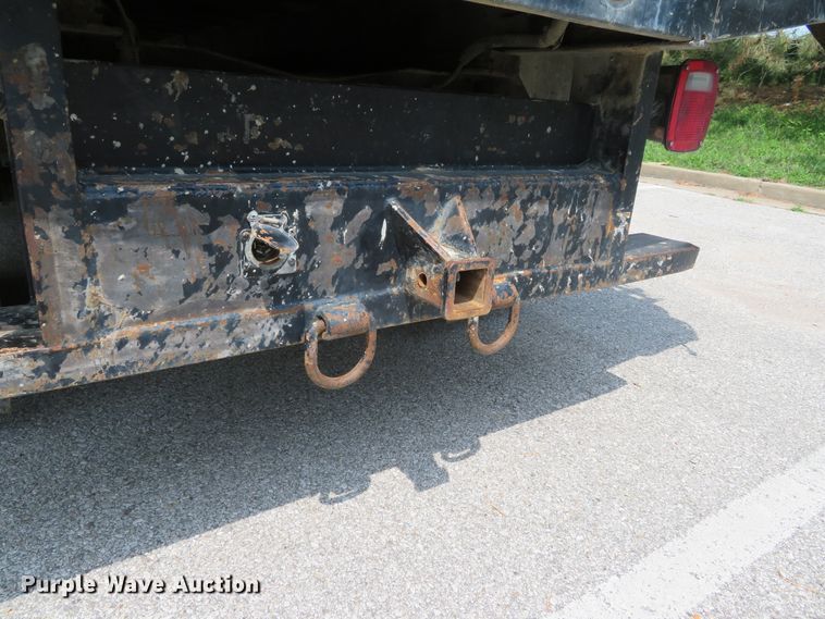 image for item DE8234 2004 Ford F350 Super Duty XL flatbed pickup truck