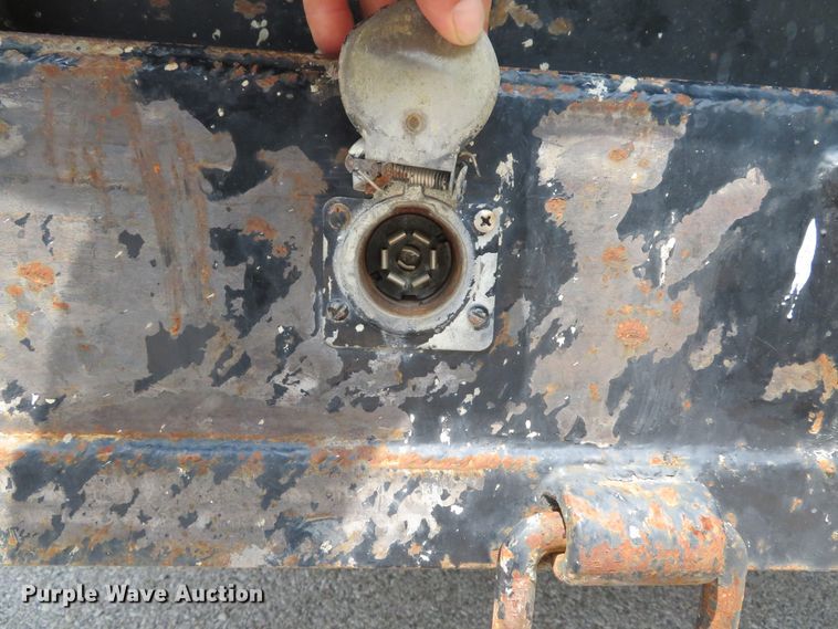 image for item DE8234 2004 Ford F350 Super Duty XL flatbed pickup truck