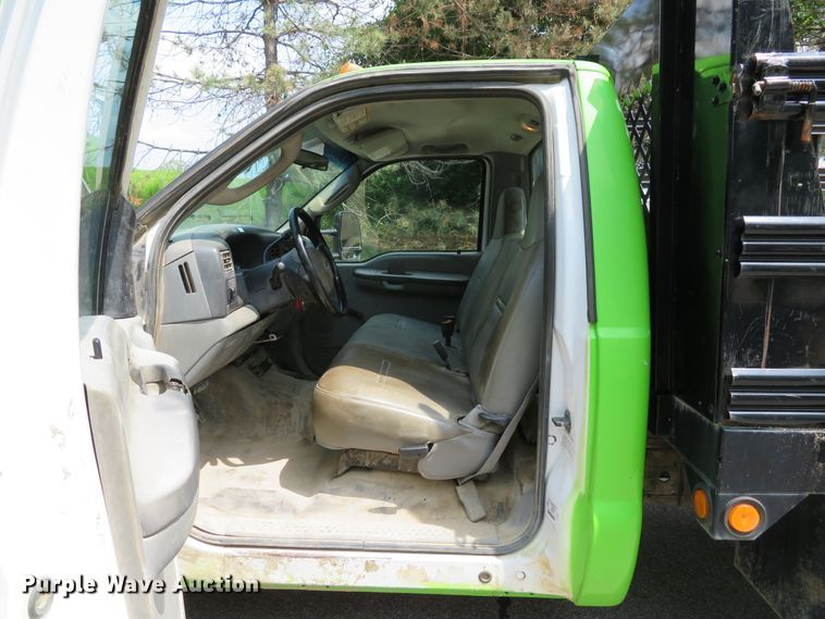 image for item DE8234 2004 Ford F350 Super Duty XL flatbed pickup truck