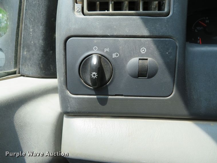 image for item DE8234 2004 Ford F350 Super Duty XL flatbed pickup truck