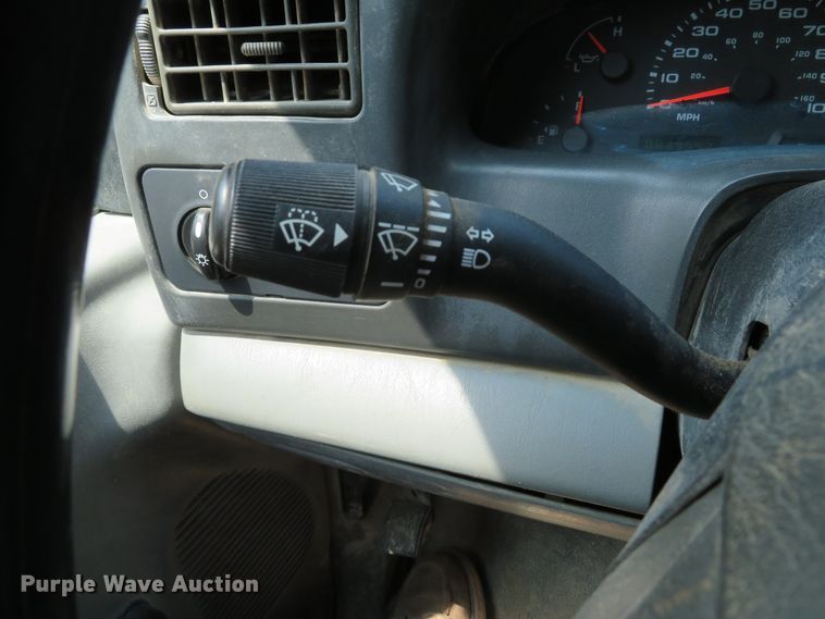 image for item DE8234 2004 Ford F350 Super Duty XL flatbed pickup truck