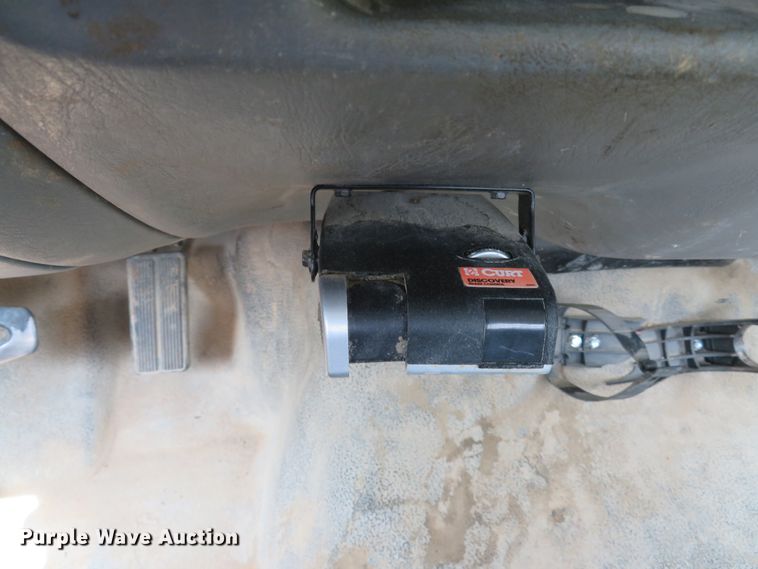 image for item DE8234 2004 Ford F350 Super Duty XL flatbed pickup truck