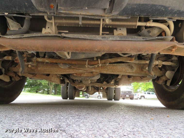 image for item DE8234 2004 Ford F350 Super Duty XL flatbed pickup truck