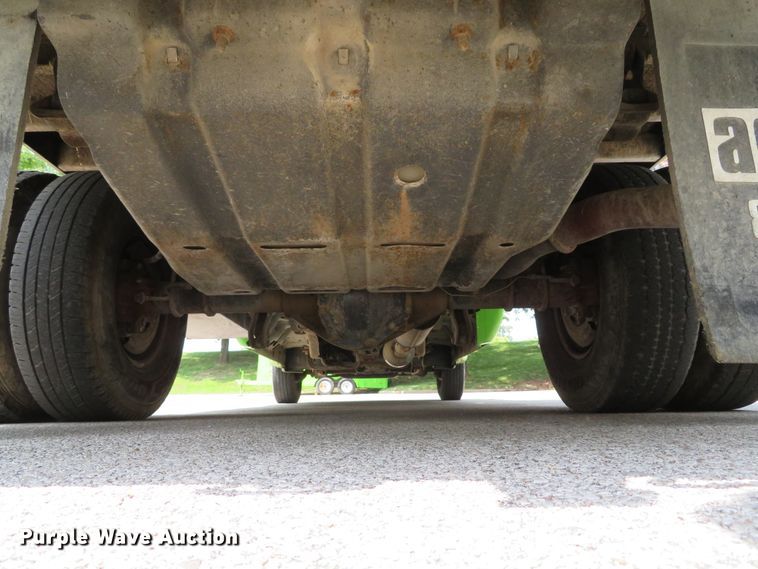 image for item DE8234 2004 Ford F350 Super Duty XL flatbed pickup truck