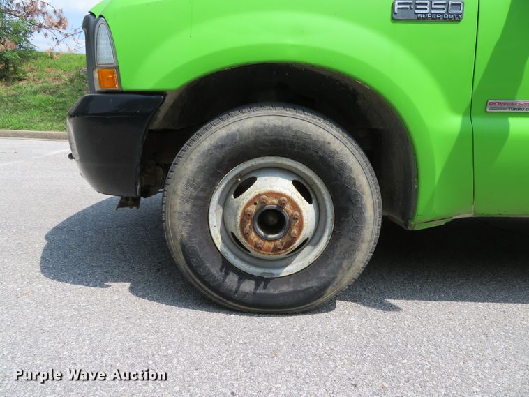 image for item DE8234 2004 Ford F350 Super Duty XL flatbed pickup truck