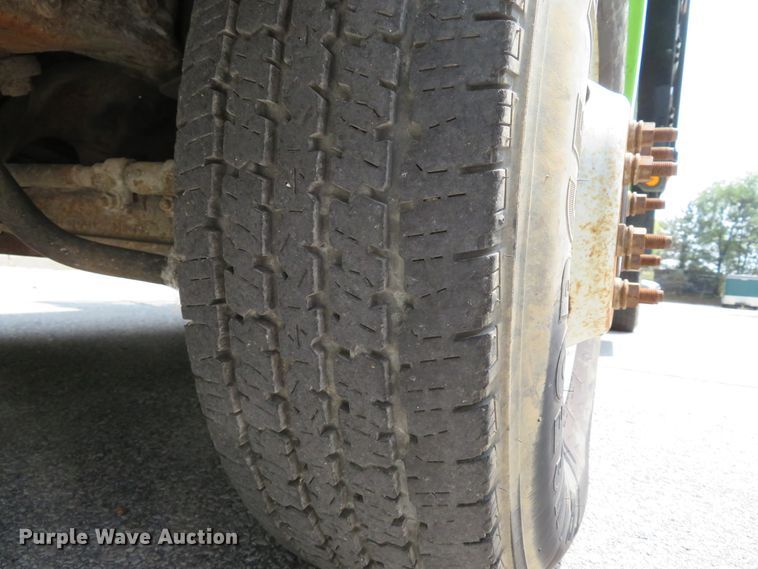 image for item DE8234 2004 Ford F350 Super Duty XL flatbed pickup truck