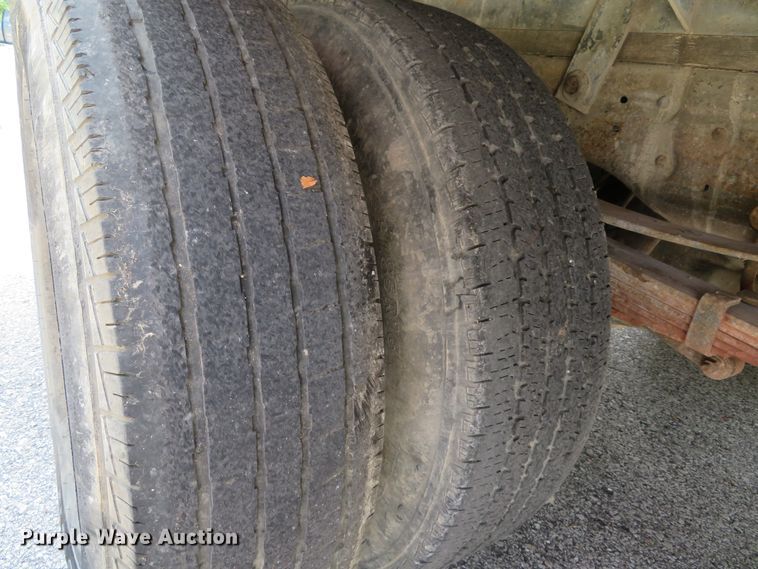 image for item DE8234 2004 Ford F350 Super Duty XL flatbed pickup truck