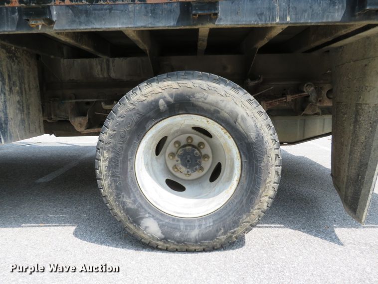 image for item DE8234 2004 Ford F350 Super Duty XL flatbed pickup truck