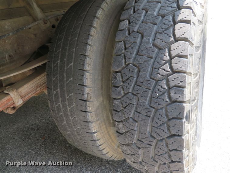 image for item DE8234 2004 Ford F350 Super Duty XL flatbed pickup truck