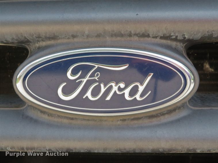 image for item DE8234 2004 Ford F350 Super Duty XL flatbed pickup truck