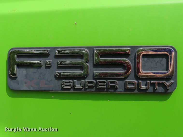 image for item DE8234 2004 Ford F350 Super Duty XL flatbed pickup truck