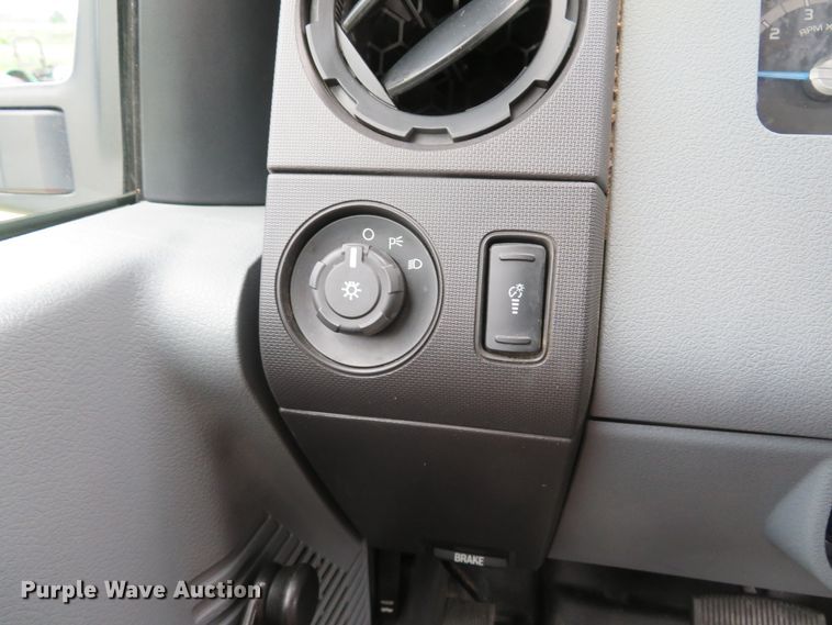 image for item DE8237 2012 Ford F250 Super Duty XL pickup truck