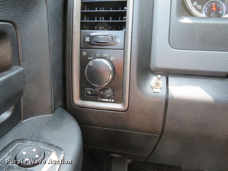 image for item DE8239 2013 Dodge Ram 2500HD Crew Cab pickup truck