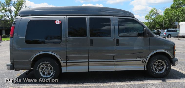 image for item DE8241 2000 GMC Savanna G1500 van