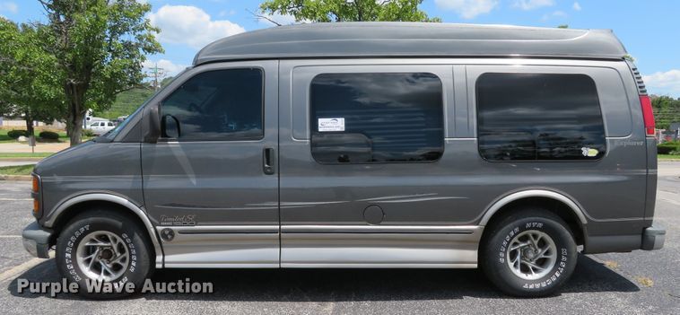 image for item DE8241 2000 GMC Savanna G1500 van