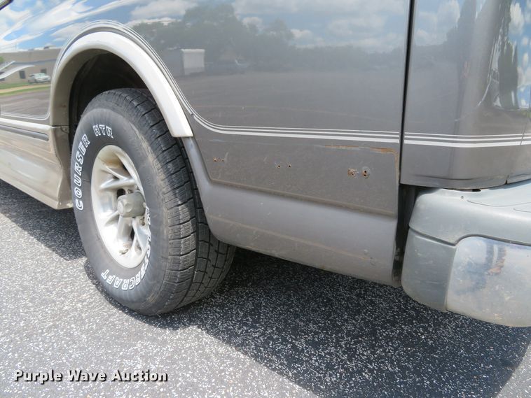 image for item DE8241 2000 GMC Savanna G1500 van