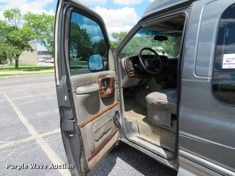 image for item DE8241 2000 GMC Savanna G1500 van