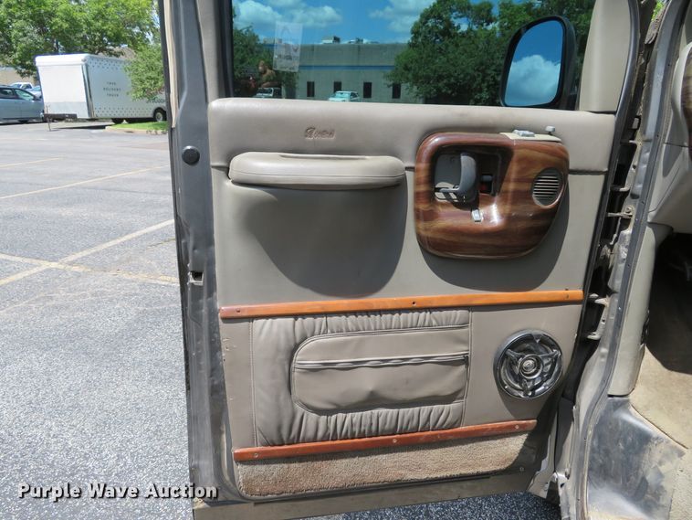 image for item DE8241 2000 GMC Savanna G1500 van