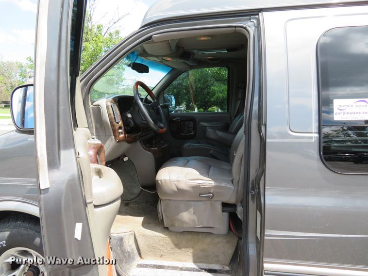 image for item DE8241 2000 GMC Savanna G1500 van