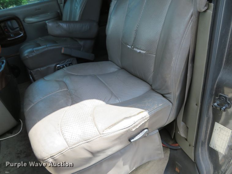 image for item DE8241 2000 GMC Savanna G1500 van