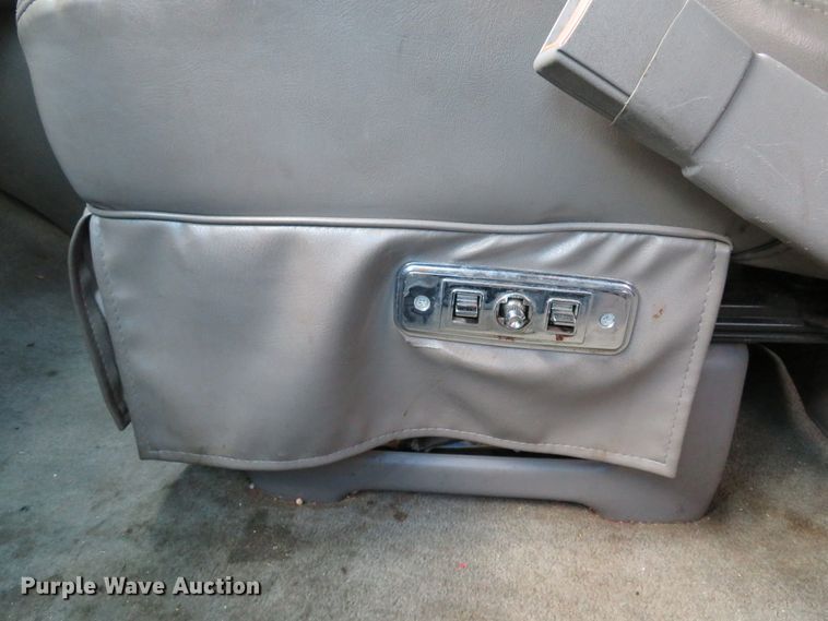 image for item DE8241 2000 GMC Savanna G1500 van