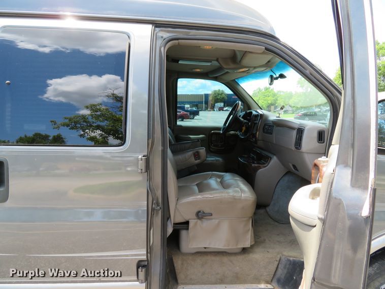 image for item DE8241 2000 GMC Savanna G1500 van