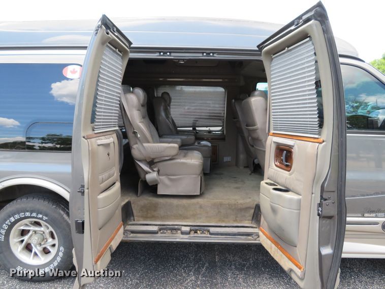 image for item DE8241 2000 GMC Savanna G1500 van