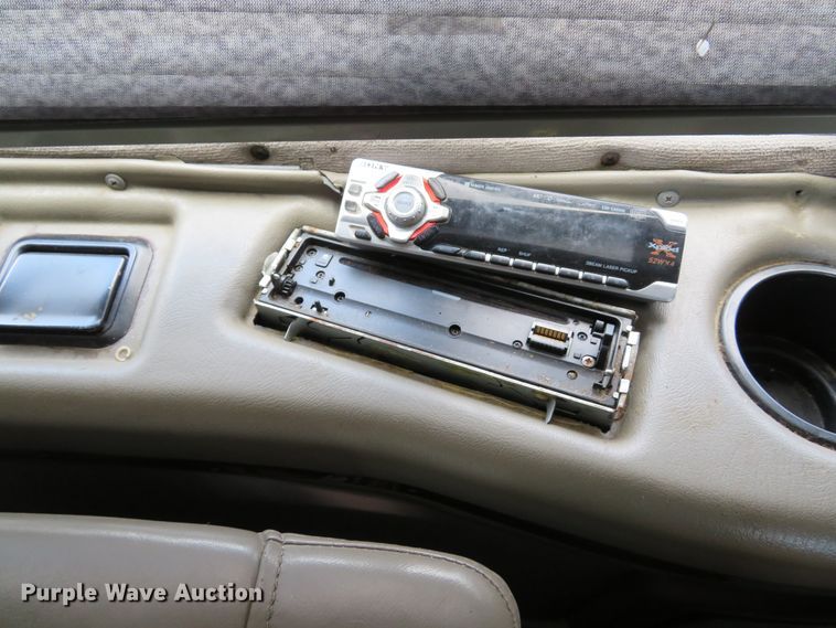 image for item DE8241 2000 GMC Savanna G1500 van