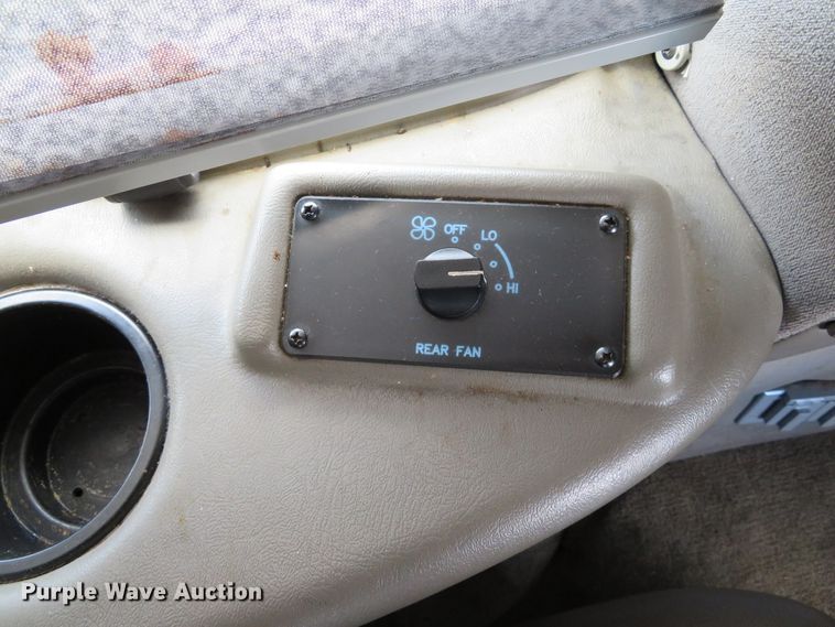 image for item DE8241 2000 GMC Savanna G1500 van