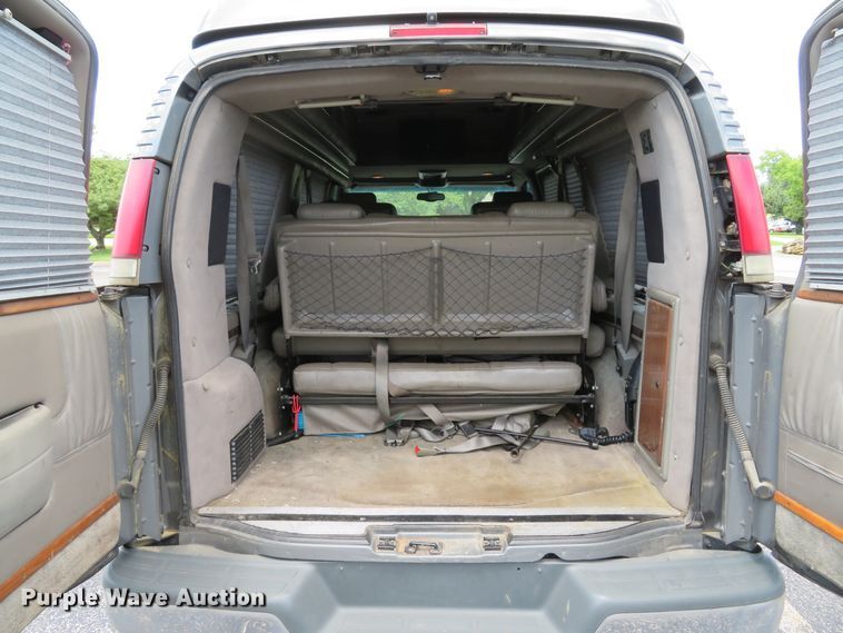 image for item DE8241 2000 GMC Savanna G1500 van