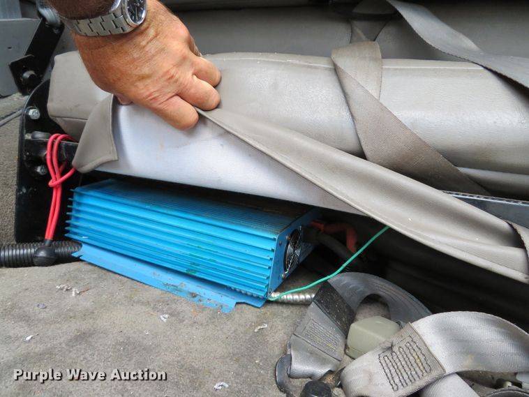 image for item DE8241 2000 GMC Savanna G1500 van