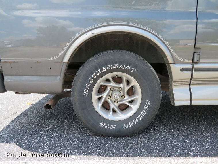 image for item DE8241 2000 GMC Savanna G1500 van