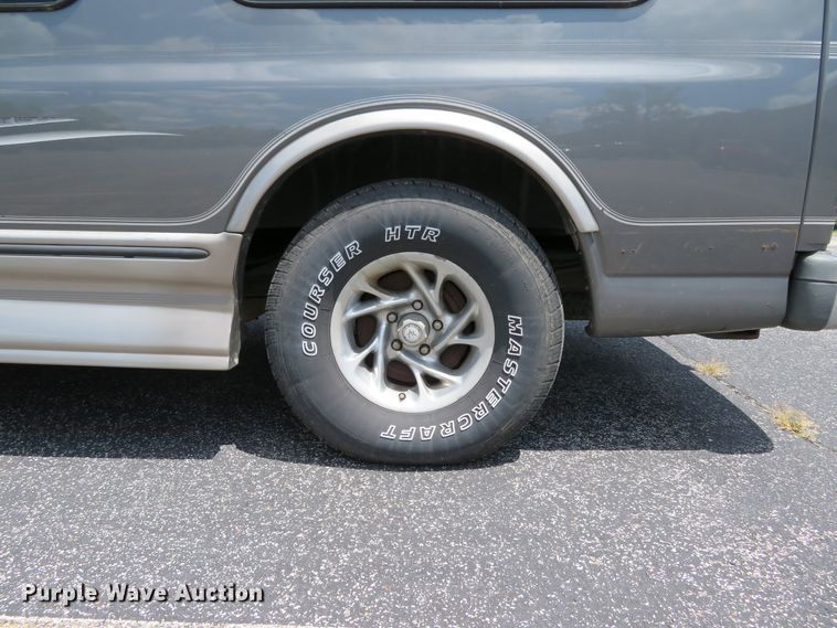 image for item DE8241 2000 GMC Savanna G1500 van