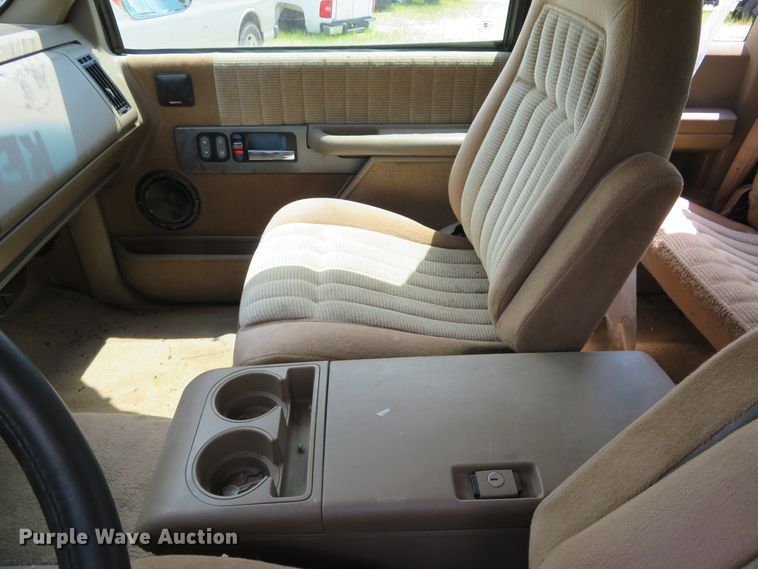 image for item DE8247 1994 Chevrolet 3500 Ext. Cab pickup truck