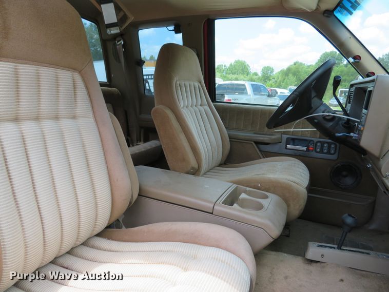 image for item DE8247 1994 Chevrolet 3500 Ext. Cab pickup truck