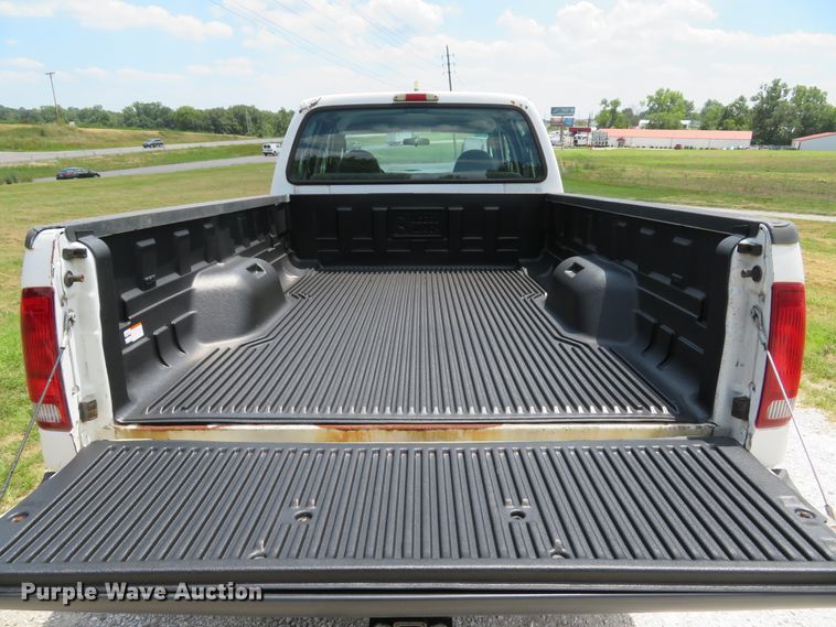 image for item DE8249 2004 Ford F350 Super Duty XL Crew Cab pickup truck