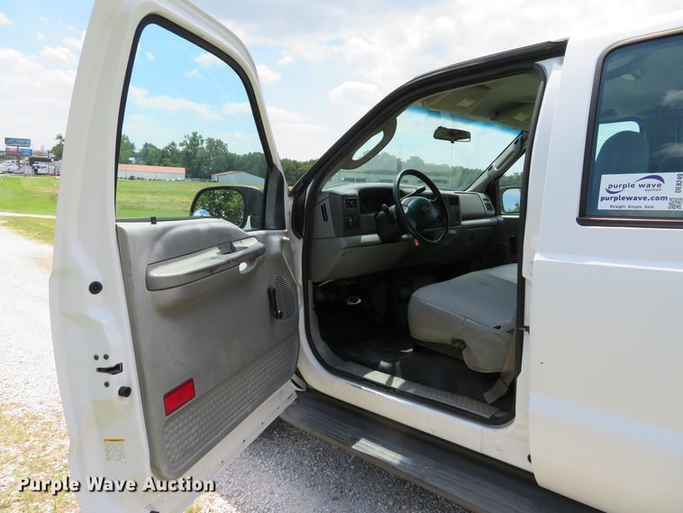 image for item DE8249 2004 Ford F350 Super Duty XL Crew Cab pickup truck