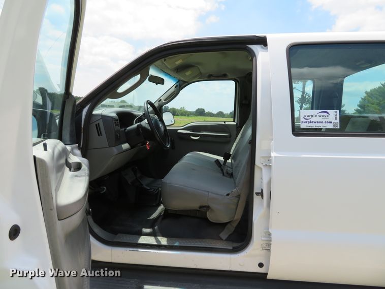 image for item DE8249 2004 Ford F350 Super Duty XL Crew Cab pickup truck