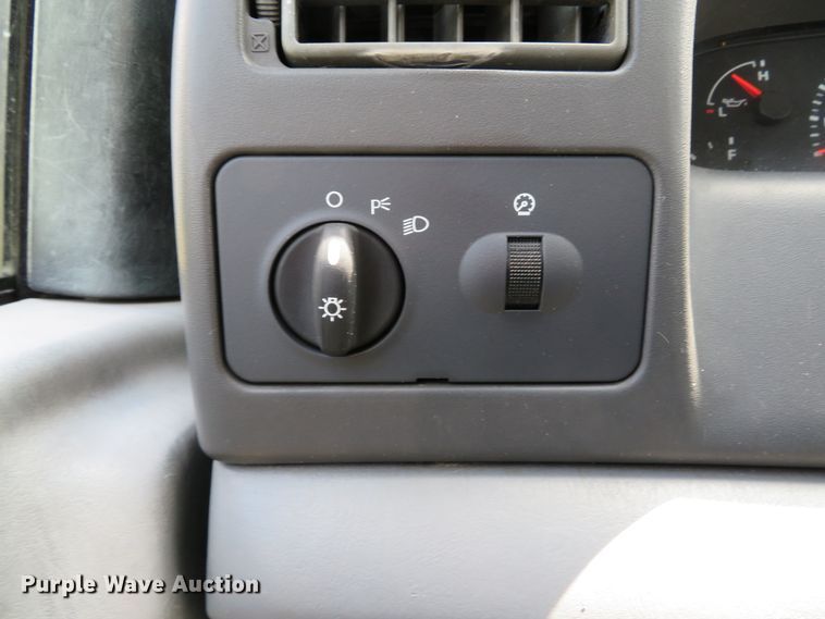 image for item DE8249 2004 Ford F350 Super Duty XL Crew Cab pickup truck