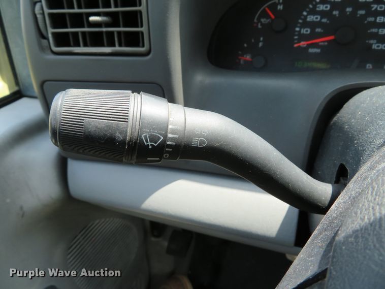 image for item DE8249 2004 Ford F350 Super Duty XL Crew Cab pickup truck